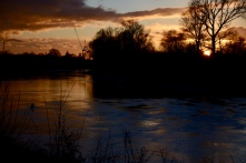 Sunset on the towpath along the Thames