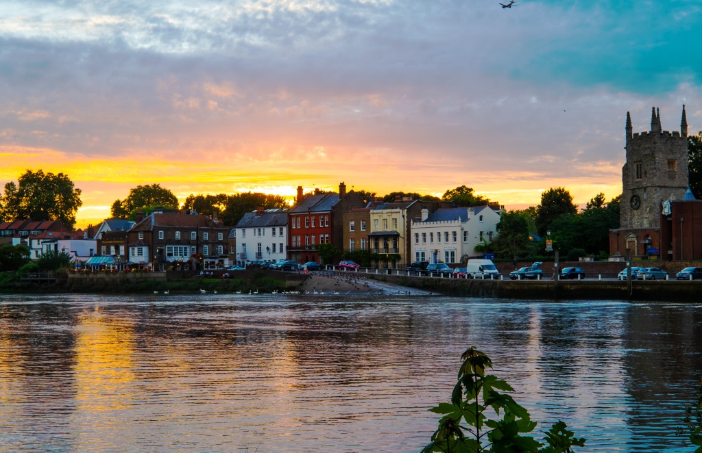 This image has an empty alt attribute; its file name is sunset-isleworth-thames-aug23.jpg